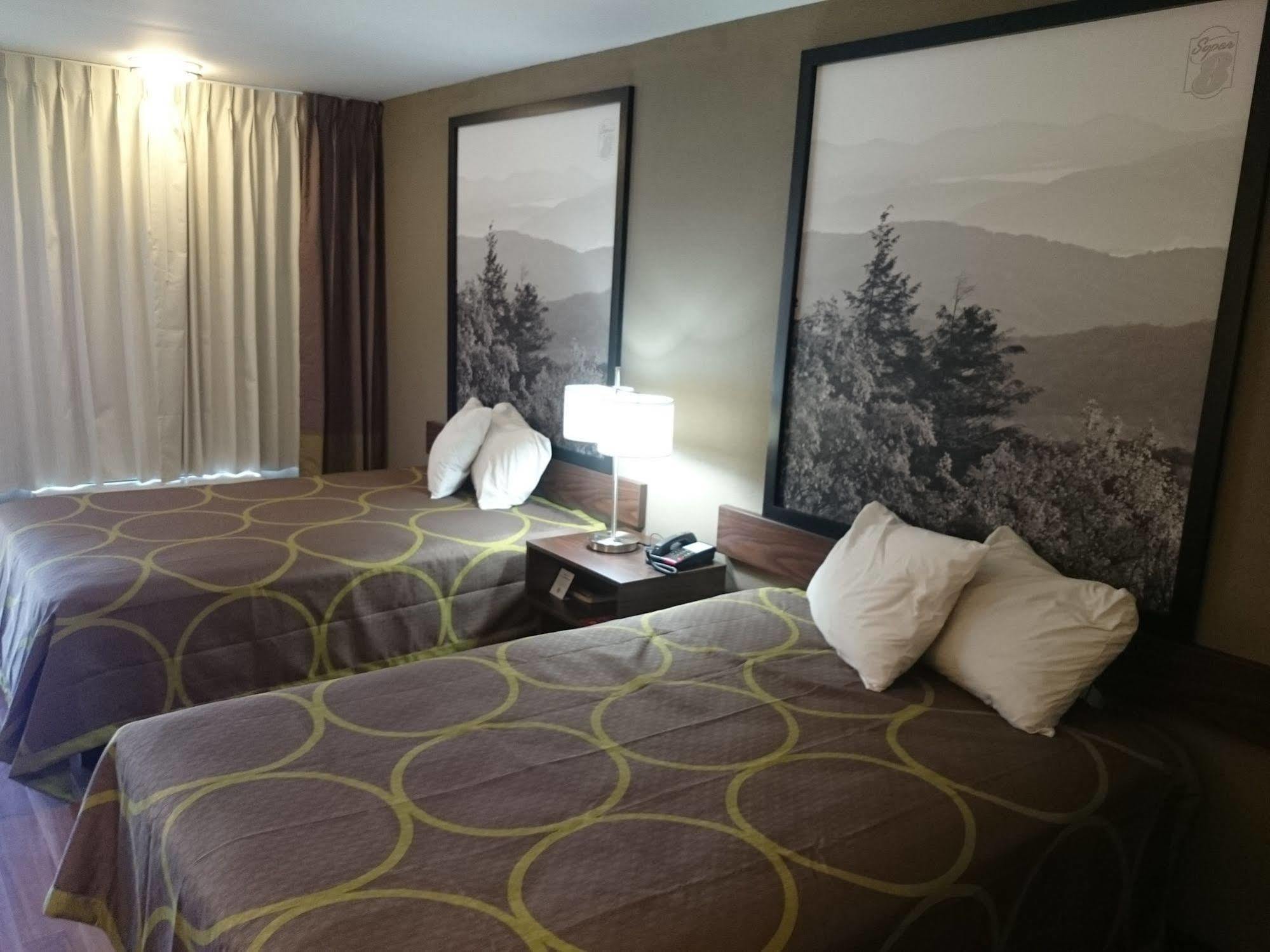 Super 8 By Wyndham Asheville Airport Fletcher Bagian luar foto